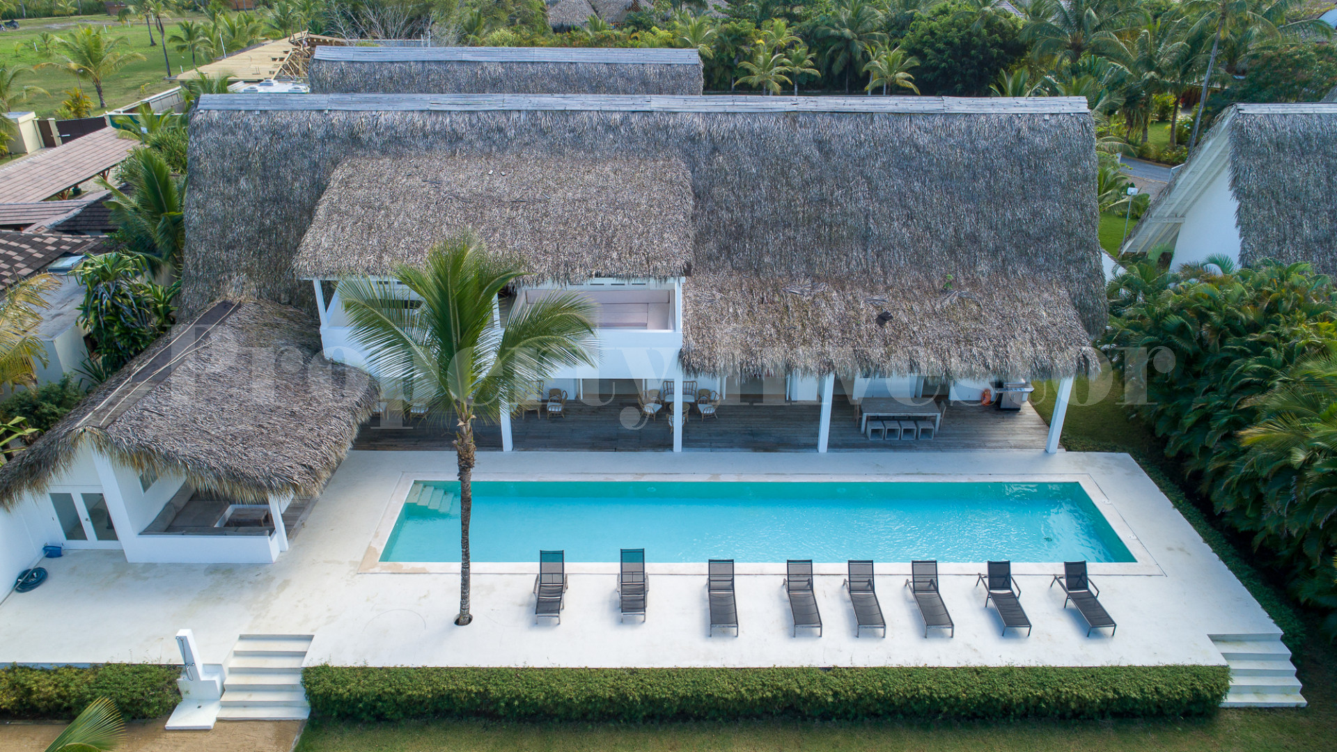 Изумительная вилла с 8 спальнями прямо на берегу Плайя Косон