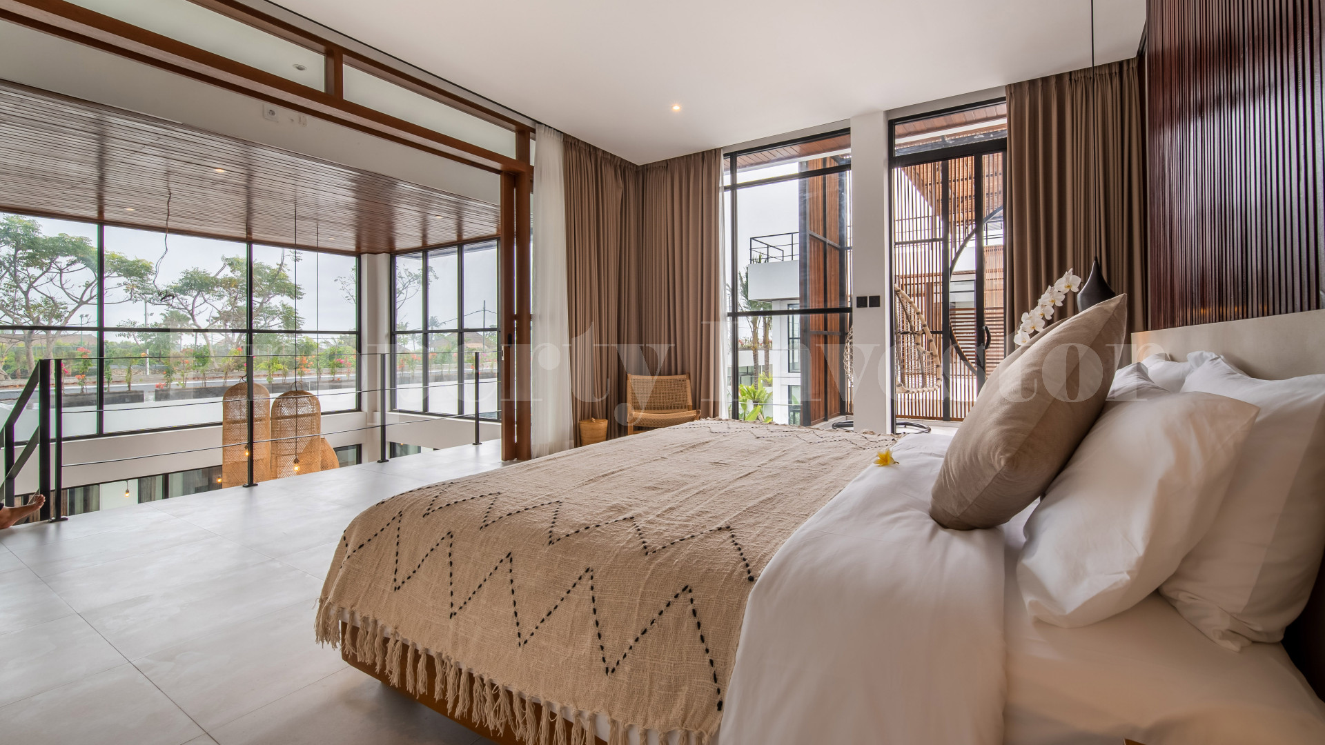 Современная тропическая вилла на 2 спальни на берегу океана в Чангу-Переренан, Бали