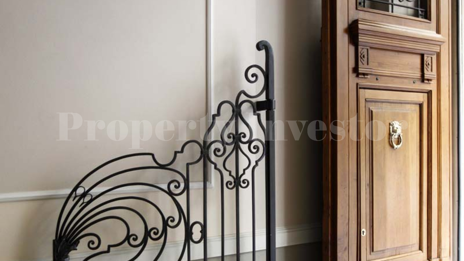 Beautifully Restored 2 Bedroom Apartment in the Centre of Como (Apartment 2Y)