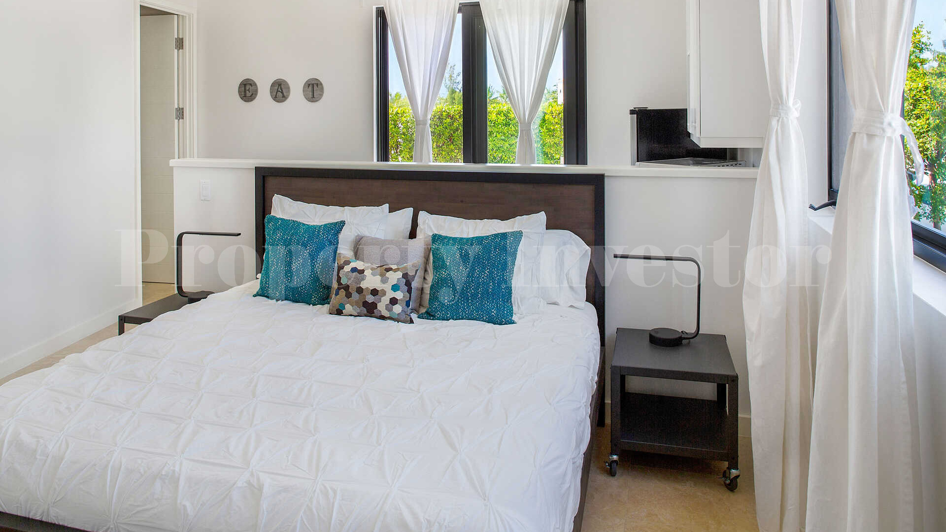 Роскошная вилла с 3 спальнями на берегу канала в Ливарде, Тёркс и Кайкос