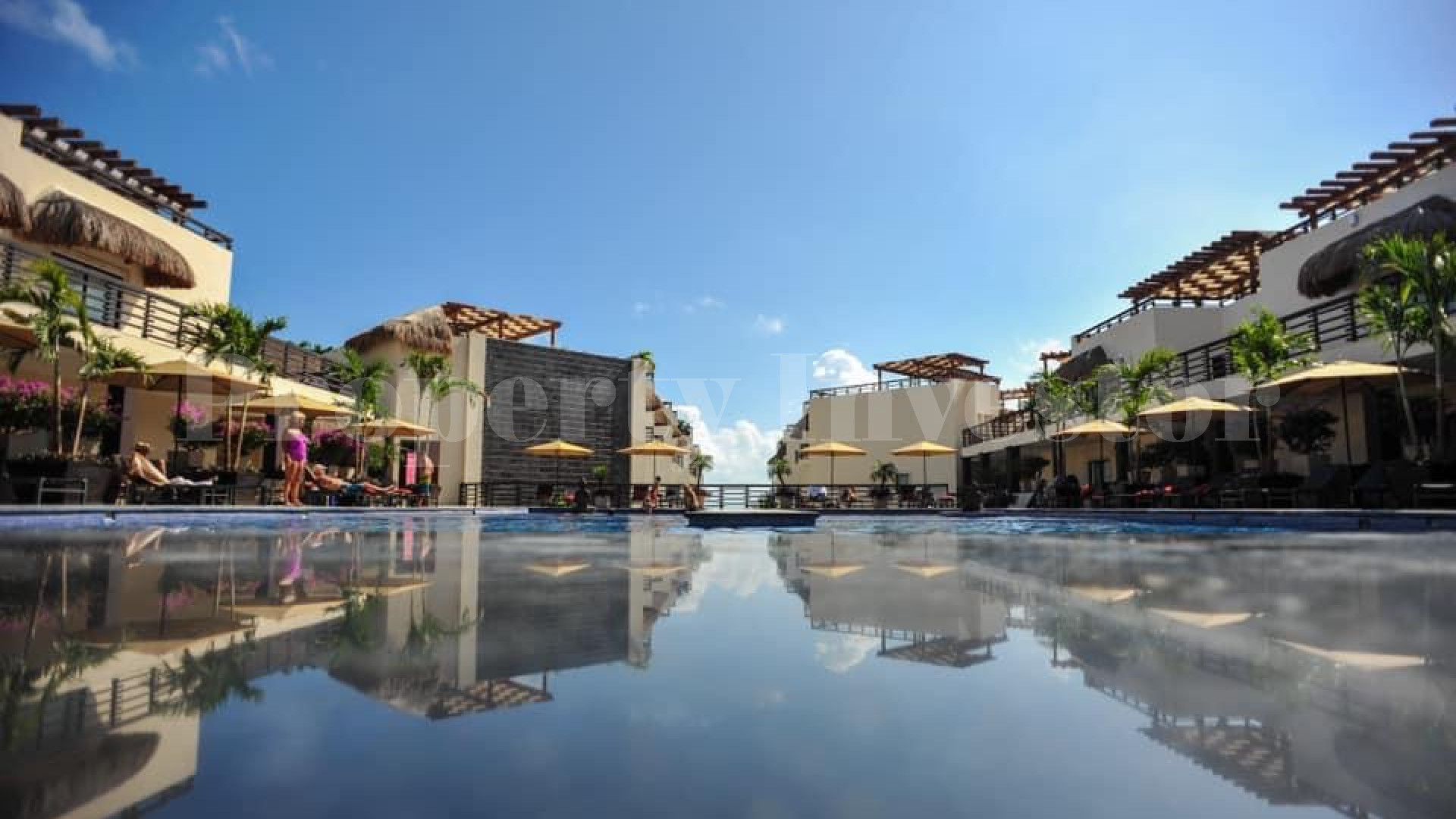 Продается портфолио из 10 апартаментов от 265,000$ в жилом бутик-комплексе на первой линии в Плайя Дель Кармен