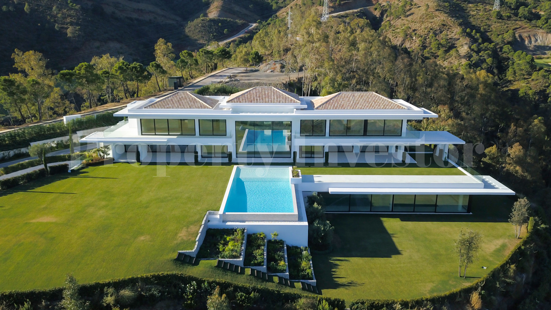 Эксклюзивная роскошная вилла на 9 спален на холме с потрясающими видами на сады, горы и море в Ла Загалета, Марбелья, Испания