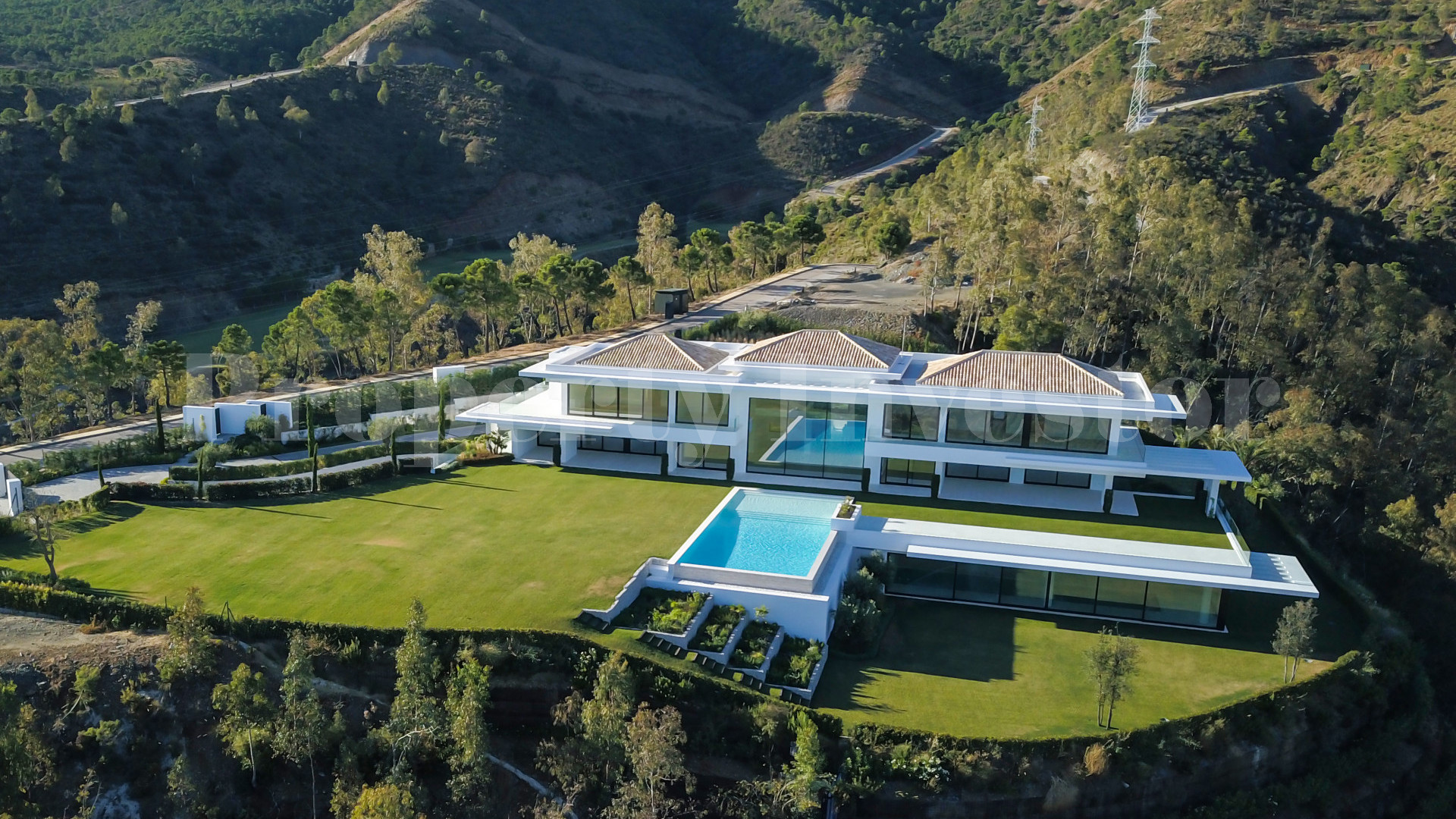 Эксклюзивная роскошная вилла на 9 спален на холме с потрясающими видами на сады, горы и море в Ла Загалета, Марбелья, Испания