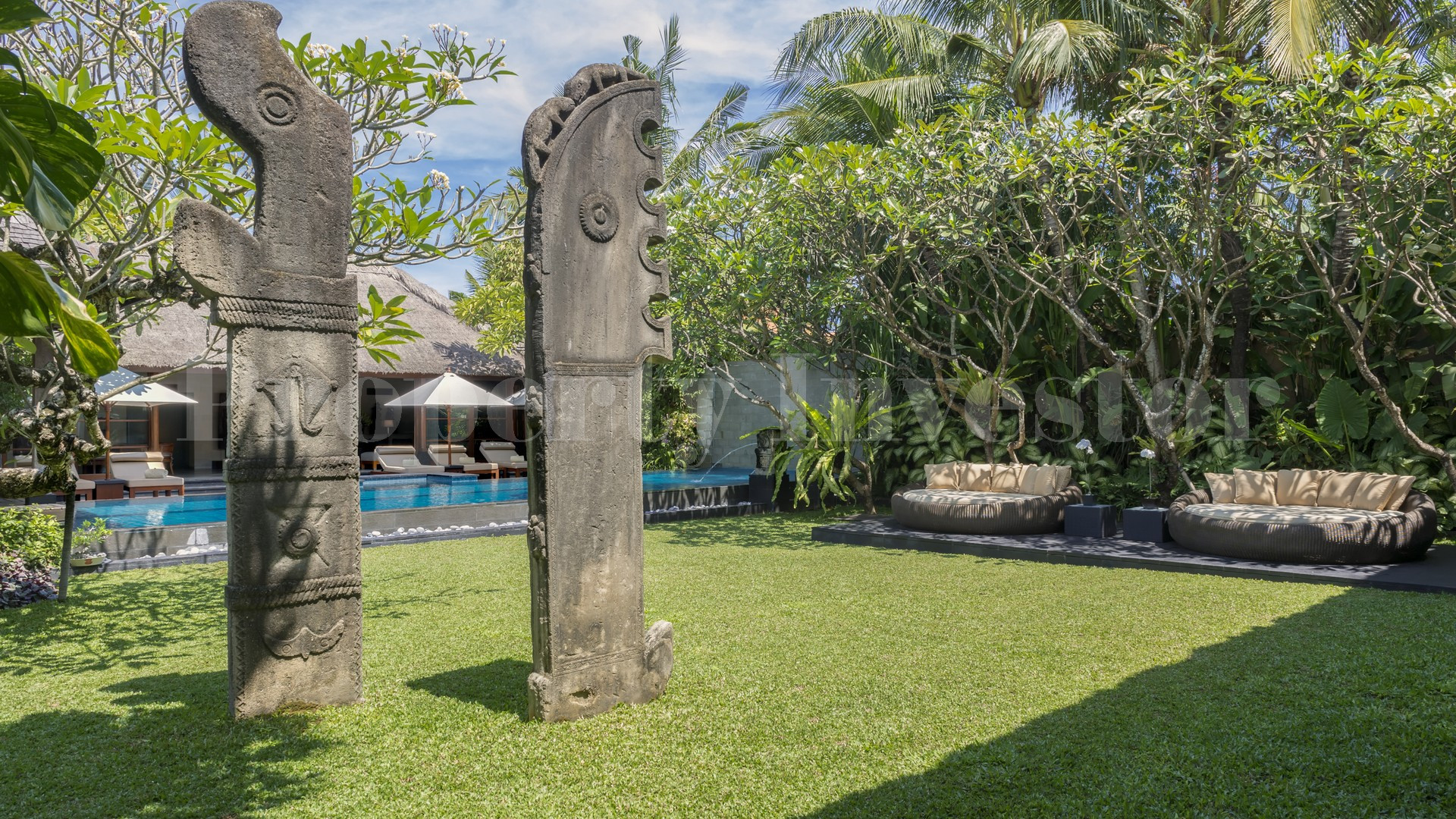 Chic 3 Bedroom Modern Balinese Villa in Prime Location for Sale in Seminyak, Bali