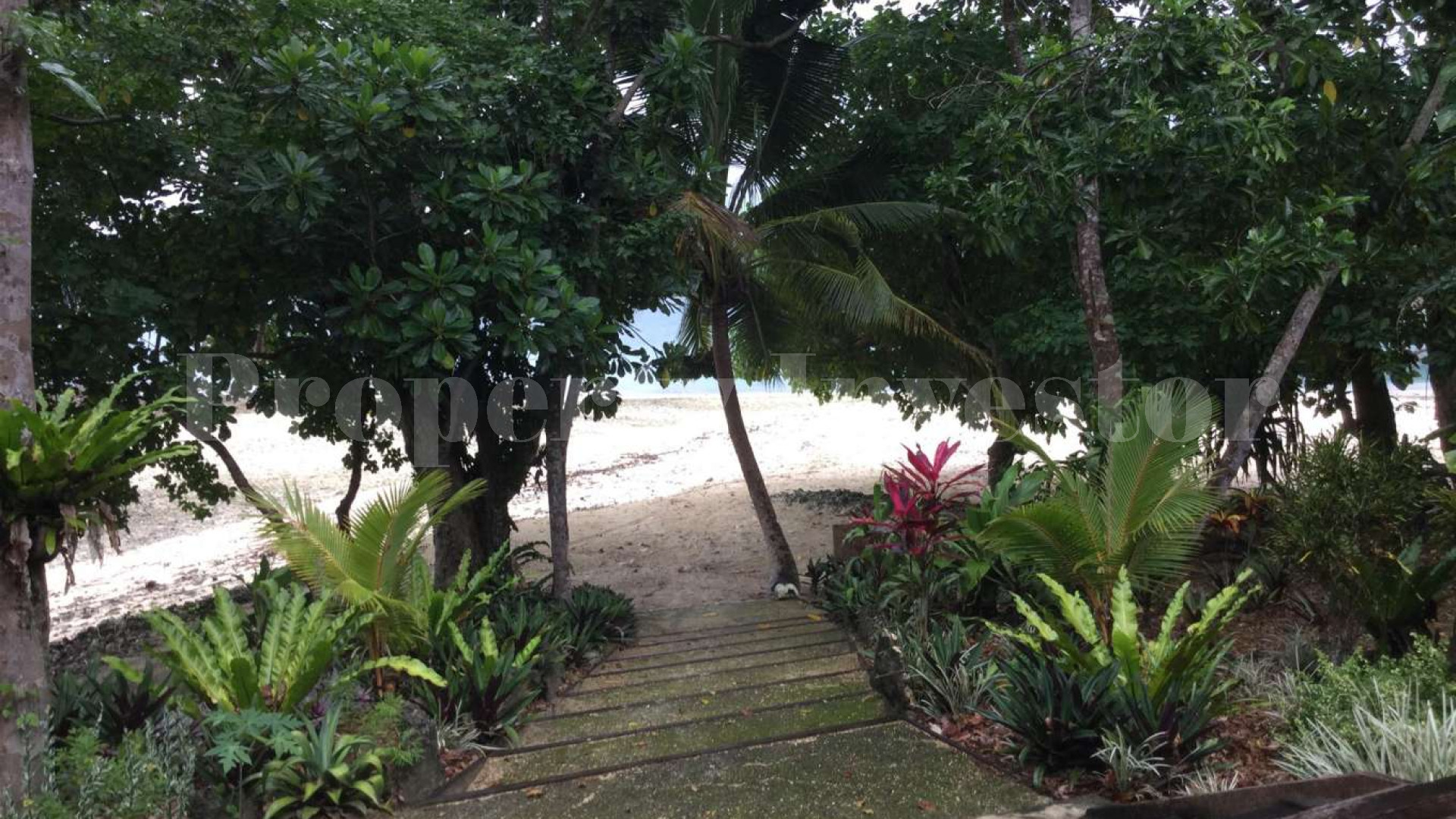 Продается уютный частный остров 1,72 га со скрытой от глаз резиденцией в Вануату