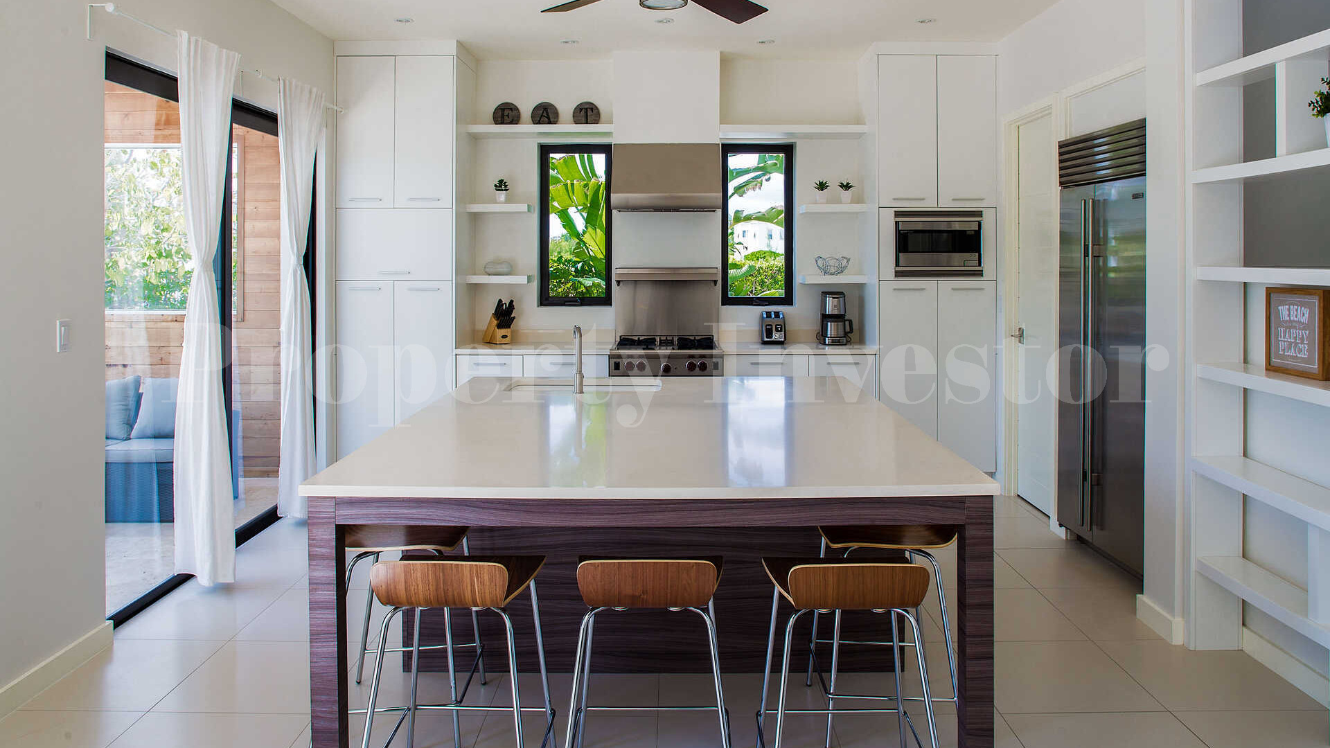 Роскошная вилла с 3 спальнями на берегу канала в Ливарде, Тёркс и Кайкос