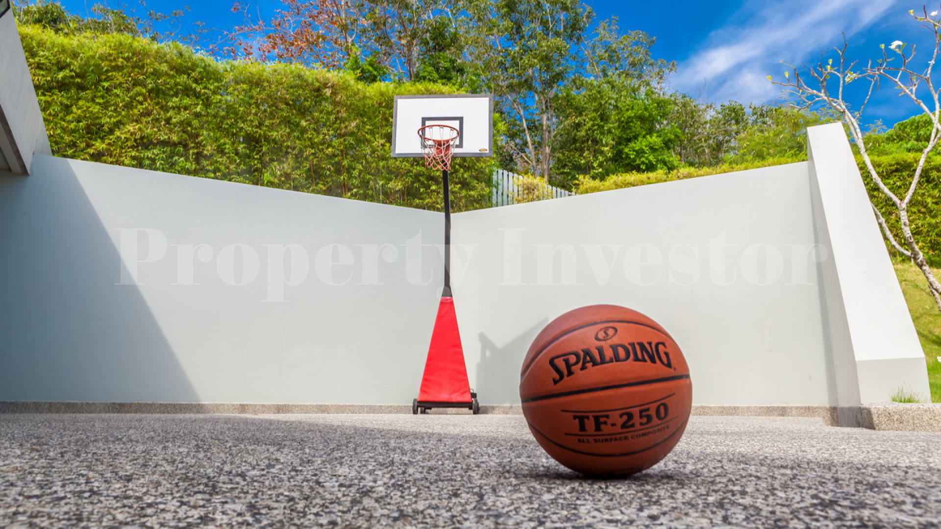 Неповторимая роскошная современная дизайнерская вилла в минималистическом стиле на 5 спален с изумительным выступающим инфинити бассейном на Пхукете