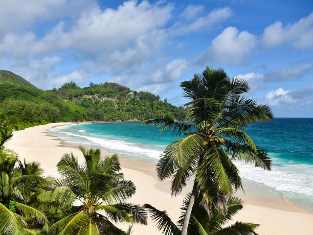 Участок с пляжем в Южном Маэ