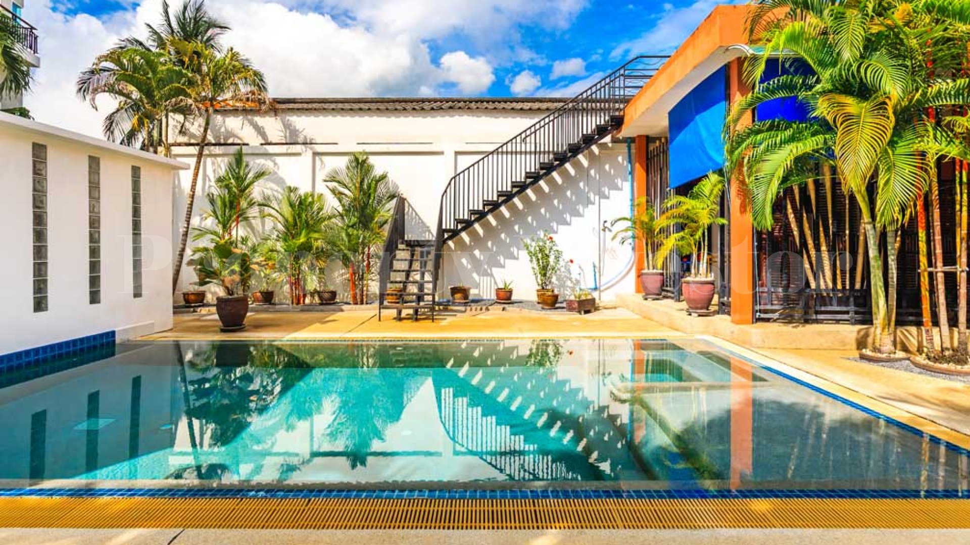 Яркая тропическая вилла на 5 спален в самом центре Патонга, Пхукет