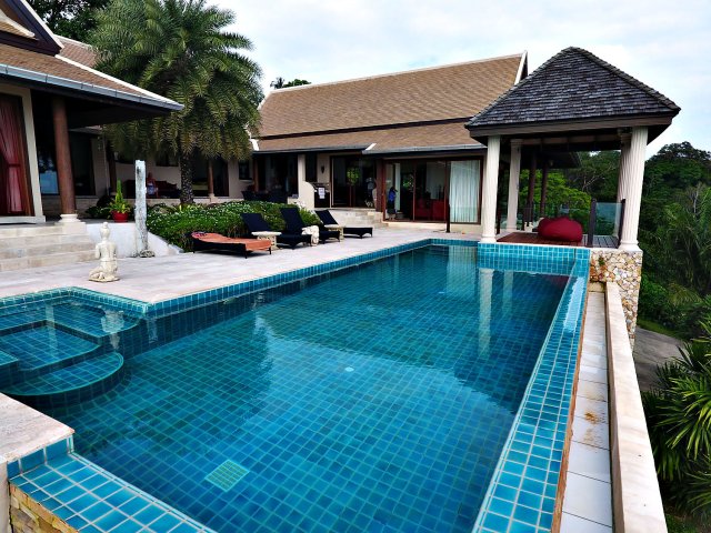 Вилла с видом на море на возвышенности