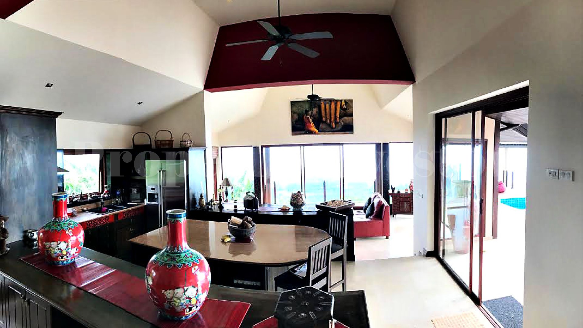 Вилла с видом на море на возвышенности