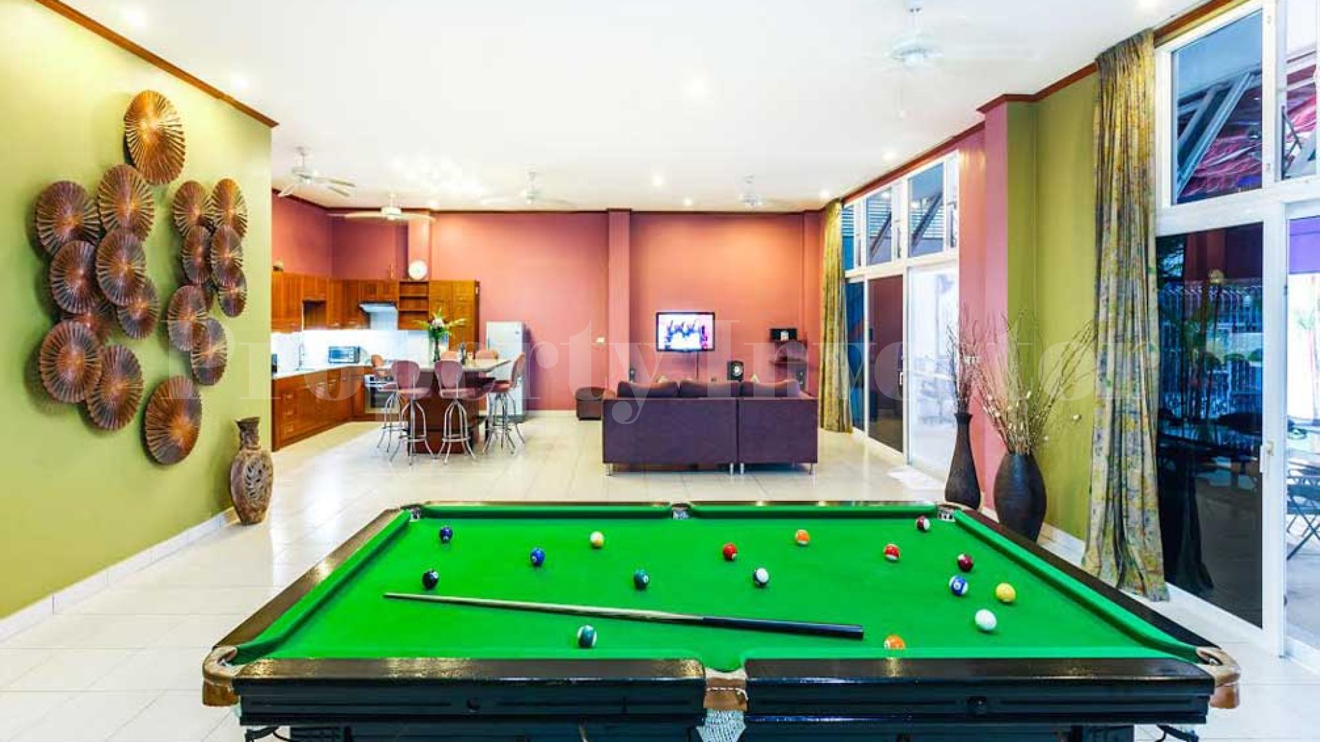 Яркая тропическая вилла на 5 спален в самом центре Патонга, Пхукет