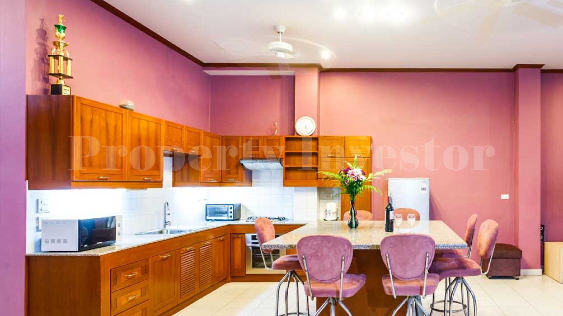 Яркая тропическая вилла на 5 спален в самом центре Патонга, Пхукет