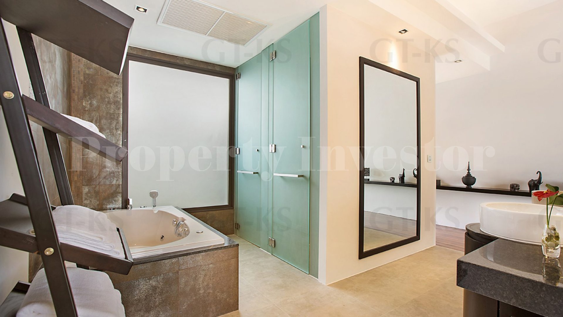 Продается вилла с 5 спальнями на пляже в Баан Манго