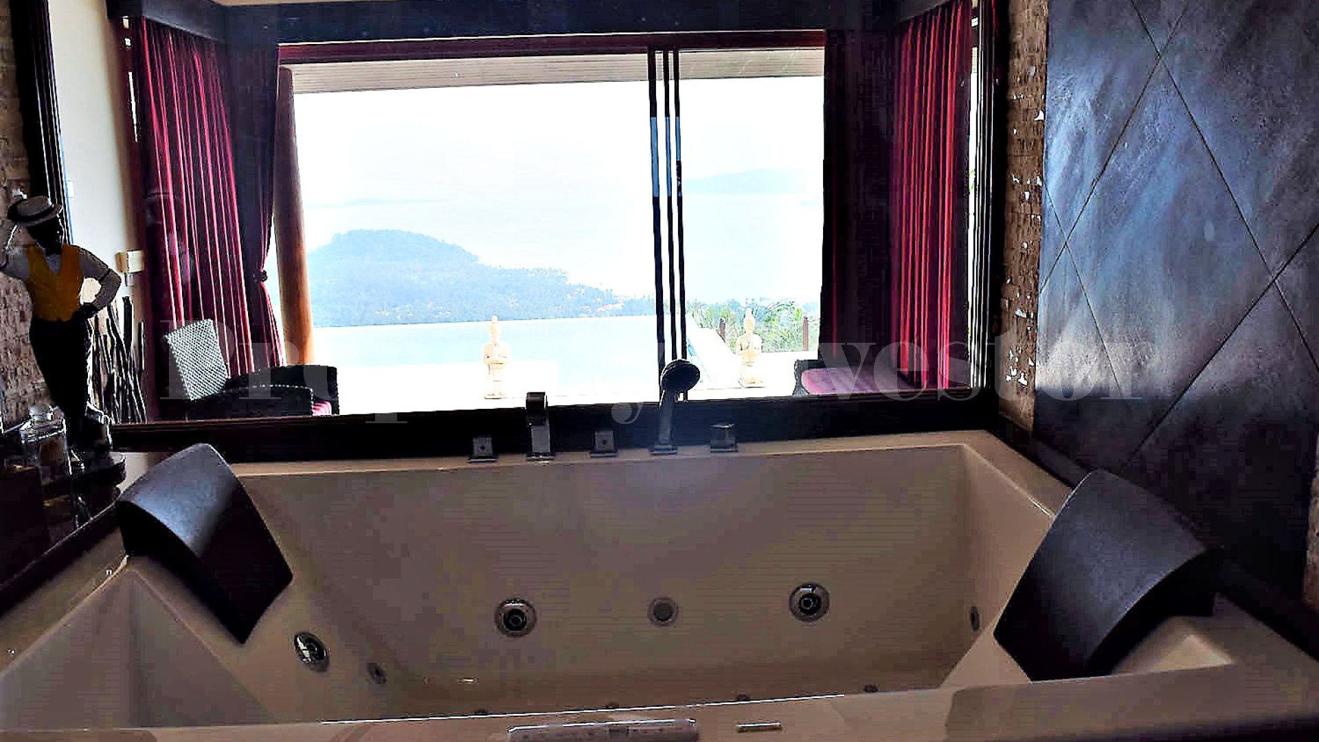 Вилла с видом на море на возвышенности