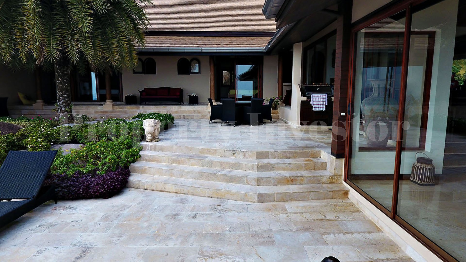 Вилла с видом на море на возвышенности