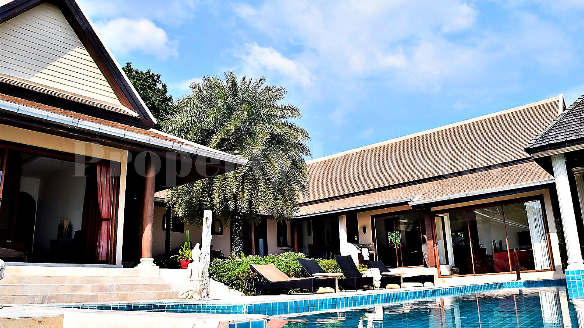 Вилла с видом на море на возвышенности