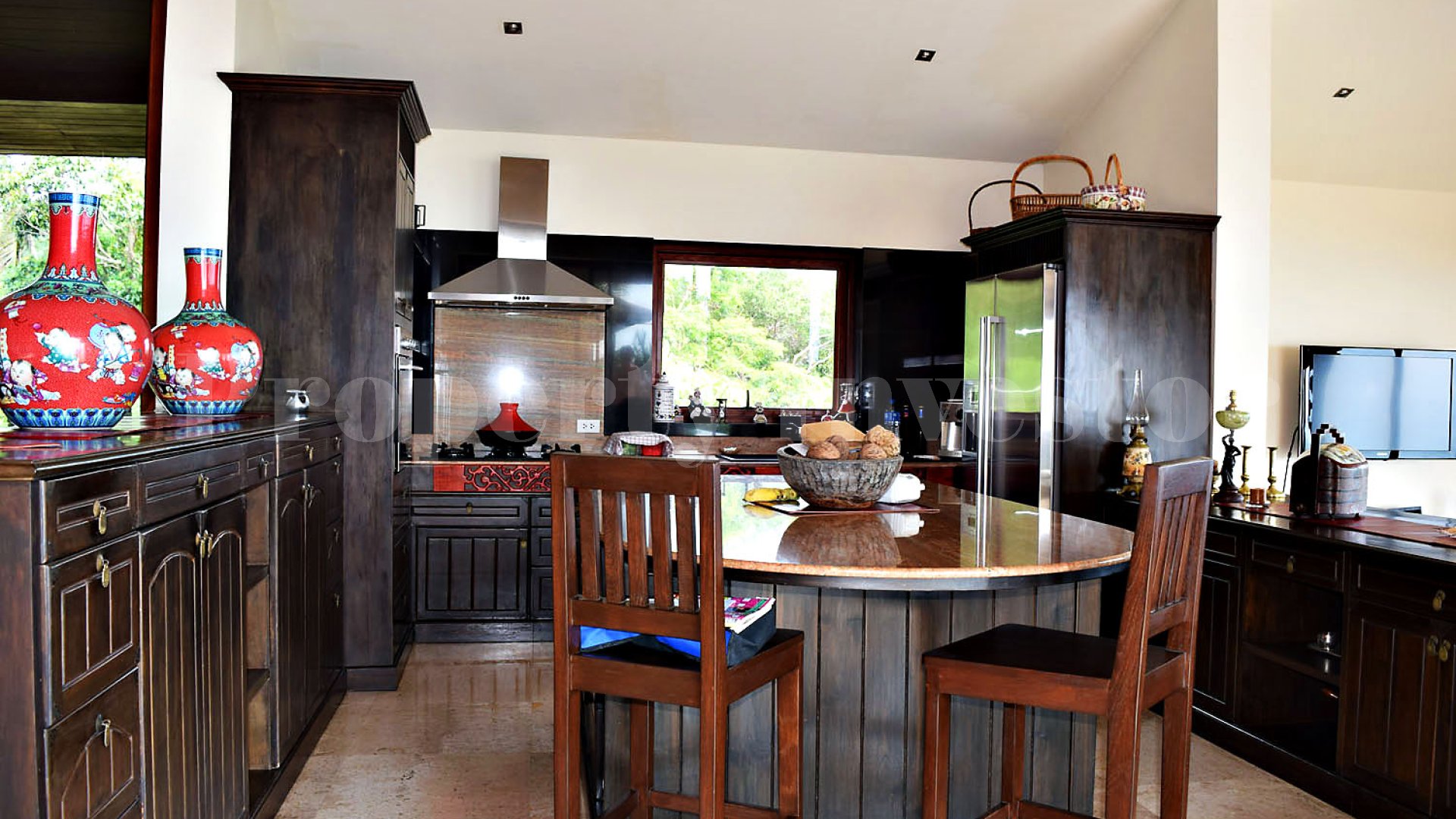 Вилла с видом на море на возвышенности